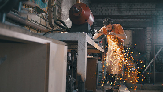 锻造中的铁匠 — 用闪光磨铁工具 — 金属车间图片