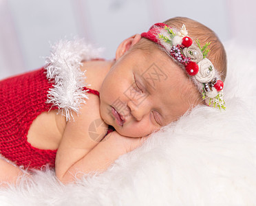 穿着红轮装的可爱新生女孩睡在毛毯上孩子连身衣睡眠微笑幸福皮肤婴儿床生活婴儿童年图片
