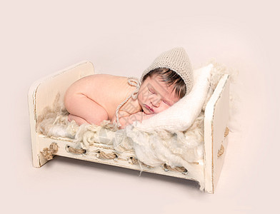 睡在腹部的可爱新生儿婴儿木头新生蓝色毛皮女孩童年房间卧室女儿婴儿床图片