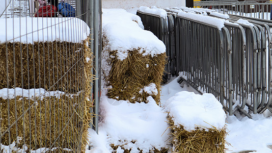 冬季雪地户外的集市将一个便携式金属事件栅栏存放在一个地方 因为打碎了该区并组织活动排队 单位 千美元建造人群栏杆路障框架安全边界背景图片
