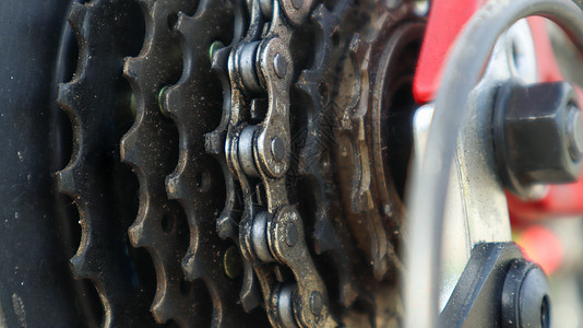 近距离特写了一辆现代带链的山车后轮上转动齿轮的后座套件 自行车修理磁盘传动运输速度运动牙齿磁带车辆车轮框架图片