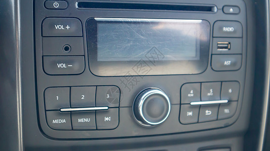 在车内建立多媒体 车内带有显示屏的音响主机和收音机接收器的特写 设备屏幕上可以看到灰尘和划痕 多媒体系统数据按钮控制板无人驾驶驾图片