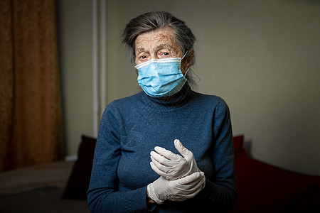 穿着个人防护装备 口罩和手套的白人老妇鼓励在流行病期间呆在家里以确保安全 健康养老主题风险面具感染白发封锁女性女士皱纹智慧病人图片