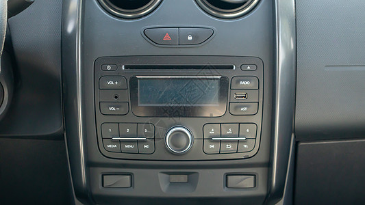 在车内建立多媒体 车内带有显示屏的音响主机和收音机接收器的特写 设备屏幕上可以看到灰尘和划痕 多媒体系统座舱车辆展示驾驶信息娱乐图片