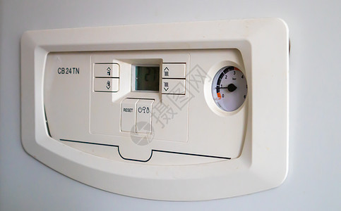 家庭供暖系统中带有压力和温度传感器的燃气双回路锅炉的内部控制 特写 节能和形象高效的家居理念 选择性的焦点控制板管道按钮房间器具图片