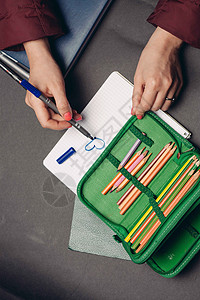 绿色铅笔箱 带有铅笔设计标的学校用品写作材料男人团体工作调色板盒子绘画孩子蜡笔图片