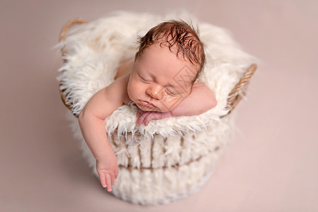 正在睡觉的新生儿婴儿男孩童年乐队小憩腹部毛皮木头帽子新生孩子女孩图片