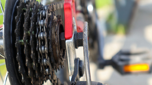 近距离特写了一辆现代带链的山车后轮上转动齿轮的后座套件 自行车修理车辆宏观速度维修链轮牙齿车轮山地链条磁带图片