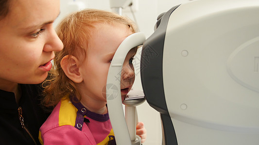 眼科诊所     母子检查女孩的眼睛图片