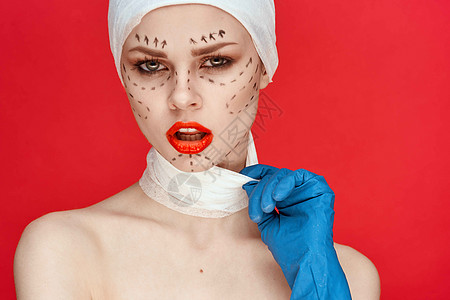 穿着蓝手套红嘴唇外科手术面部恢复工作室活力生活方式的美女皱纹女孩皮肤程序化妆品身体护理病人塑料女士图片