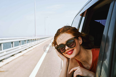 一个女人开车在路上 望着窗外的一辆车蓝色女性车辆汽车旅行女孩太阳家庭司机驾驶图片