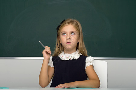 女孩在上课时坐在书桌边思考沉思青少年幼儿园女学生铅笔瞳孔思维学校课堂快乐图片