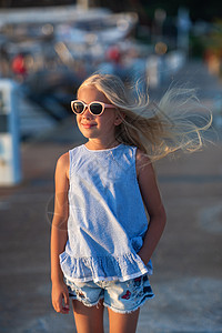 身穿短裤 穿着蓝T恤的土耳其女孩 在海边日落时穿蓝色T恤幸福火鸡头发孩子们孩子微笑衣服海滨金发女郎女儿图片