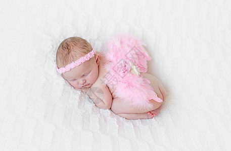 带有明亮粉红天使翅膀的婴儿图片