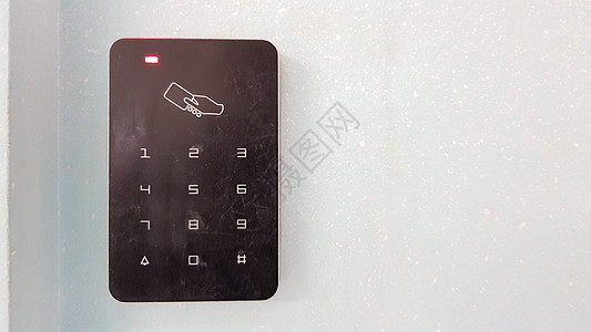 装有复制空间的电子锁在墙上 用于门安全的数字安全系统 选择性的聚焦点开锁密码键盘按钮代码卡片酒店钥匙塑料办公室图片