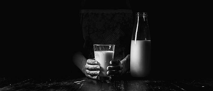 农妇喝牛奶 农业部门存在概念问题 在农业领域有观念问题奶油奶牛饮料服务农场文化药品生活动物产品图片