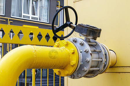 带水龙头的黄色煤气管 石油和天然气工业中的石油管道配件 有管道配件的石油和天然气加工厂 工业安全阀控制燃料管子活力汽油金属阀门化图片