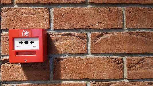 安装在建筑物墙上的火警系统箱火焰盒子消防队员警告服务紧迫感按钮安全救援预防图片