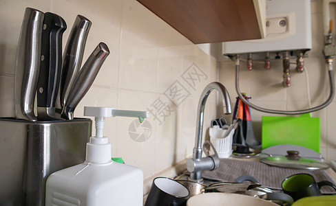 绿色海绵和液体肥皂分配器 用于完全用碗碟和厨房用具在脏水槽上洗碗 在厨房里用洗涤剂和海绵手工洗碗盘子餐具玻璃工作脸盆清洁度家庭泡图片
