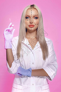 长得漂亮 脸皮上有箭头的女人的肖像治疗护理药品塑料皮肤美容师胶原医生美容病人图片