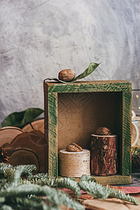 圣诞装饰品配有坚果 生锈木箱和树枝 由节日装饰师装饰图片