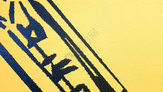 黑色抽象油漆溅落在明亮的黄色背景上 黑色油漆溅在黄色背景上 艺术思想的概念 背景上的画笔纹理黄色和黑色涂鸦中风创造力液体绘画水彩图片