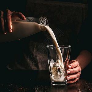 农妇喝牛奶 农业部门存在概念问题 在农业领域有观念问题文化温度瓶子厨房生活早餐饮料奶油历史服务图片