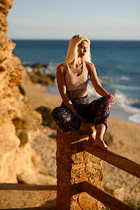 女人在美丽的海滩上享受日落幸福身体生活瑜伽假期女士自由阳光冥想闲暇图片