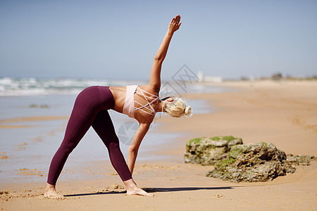 白种金发美女在海边练瑜伽女孩冥想沉思杂技姿势女士练习运动身体运动装图片