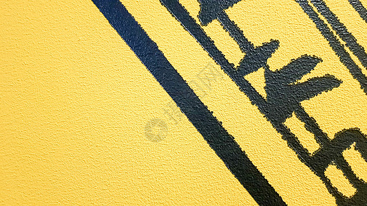 黑色抽象油漆溅落在明亮的黄色背景上 黑色油漆溅在黄色背景上 艺术思想的概念 背景上的画笔纹理黄色和黑色水彩染料绘画液体印迹斑点涂图片