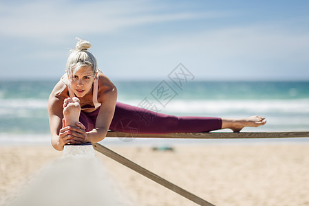 白种金发美女在海边练瑜伽女士运动服冥想女性金发女郎身体生活幸福练习姿势背景图片