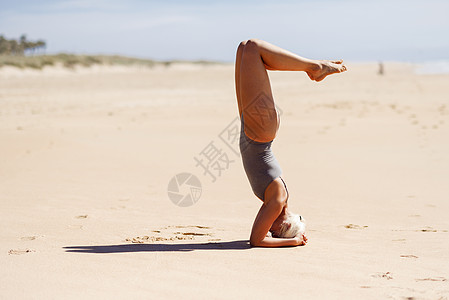 白种金发美女在海边练瑜伽平衡金发女郎女孩生活幸福成人海滩冥想海洋运动背景图片