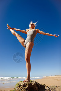 白种金发美女在海边练瑜伽女孩平衡专注天空练习姿势沉思成人条腿女士图片