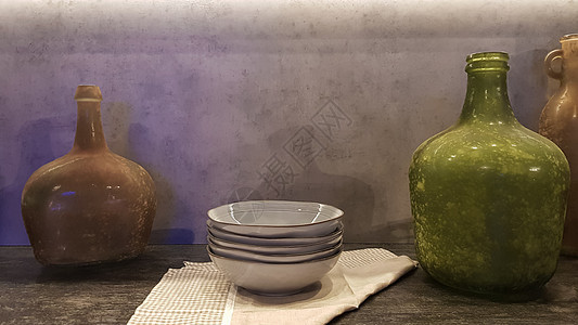 大玻璃花瓶 带苹果的篮子和现代厨房内部的盘子 木材和混凝土在设计中的结合 现代风格的餐厅厨房房间奢华橱柜配件玻璃房子陶瓷区域建筑图片