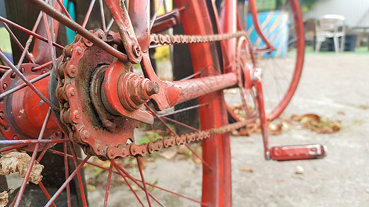 旧式红色自行车 古老的经典弃机车概念很吸引人金属街道城市座位历史古董车辆篮子乡村旅行图片