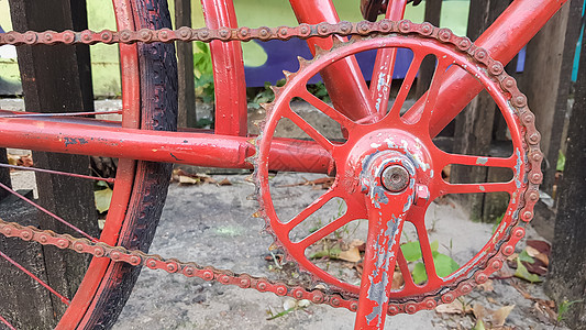 旧式红色自行车 古老的经典弃机车概念很吸引人踏板旅行篮子轮子城市街道历史乡村运输座位图片