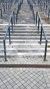 外部多级石楼梯 有很多楼梯和栏杆是金属做的 城市环境中的许多步骤 象征性的抽象背景地面脚步天空成就梯子石头几何学空白照片进步图片
