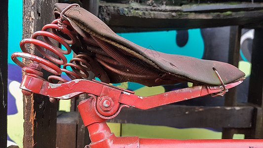 旧式红色自行车 古老的经典弃机车概念很吸引人座位金属背景旅行篮子乡村城市踏板车辆历史图片