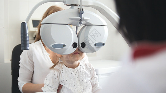 儿童眼科     观察家检查小女孩的眼睛考试咨询药品技术医生女孩治疗实验室护理微笑图片