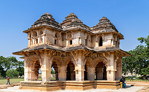 在印度卡纳塔克的Hampi也称为Lotus Mahal建筑度假者纪念碑历史性文化雕刻遗产历史地标观光图片