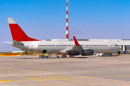 飞机停在机场终点站大门附近运输航班喷射商业旅行航空公司地面空气跑道航空图片