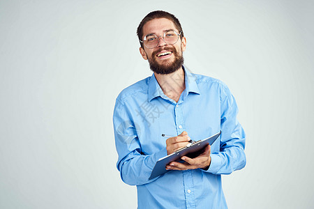 穿着蓝衬衫的经理 戴着眼镜 成功的情绪成功感老板喜悦男性快乐商务微笑办公室男生男人头发图片
