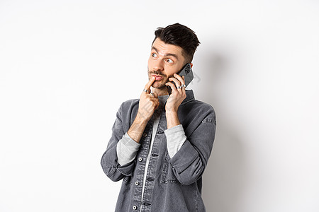身处白种背景的英俊男子在电话和思想上交谈 在做外卖订单时做出选择 笑声男性胡子快乐促销思维商业成人广告情绪工作室图片