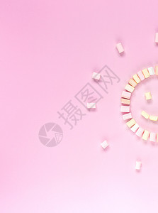 多色棉花糖的顶端视图 它位于单色粉红色背景上微笑或阳光的形状中 Name星星彩虹插图墙纸天空海滩假期水彩卡通片独角兽图片