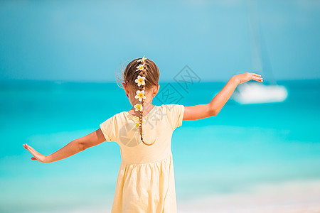 度假期间海滩上可爱的小女孩在caribbean度假乐趣快乐旅游海洋幸福海岸线情感情调旅行沿海图片