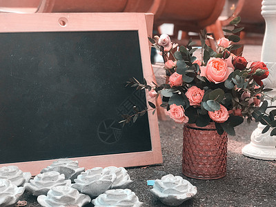 一束乡村风格的花束 带有框架和黑板 用于绘制文本位置礼物木头植物木板小样假期婚礼郁金香邀请函卡片图片