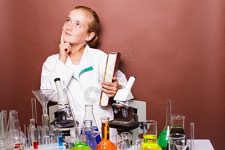 深思熟虑的女学生化学黑板学习童年实验室教育桌子学校女孩女性图片