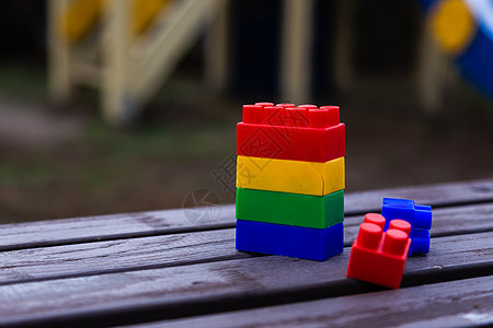 木本底的多彩玩具构件或砖块商业闲暇盒子游戏婴儿构造童年塑料立方体建筑图片