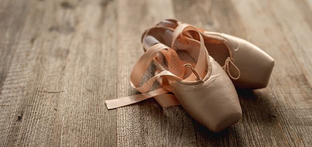 木制背景带丝带的指尖鞋脚趾舞蹈家鞋类展示芭蕾舞女孩粉色平衡舞蹈拖鞋图片