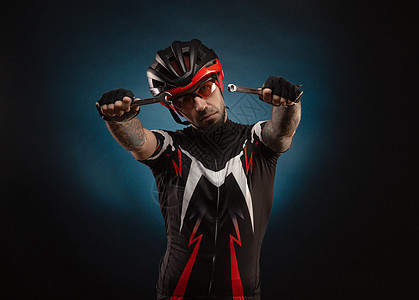 戴有修理钥匙的自行车头盔的男骑手竞争男人衣服替代品闲暇成人运动员店铺竞赛辐条图片